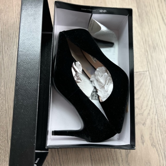 Karl Lagerfeld black velvet pointy heels - Picture 2 of 8